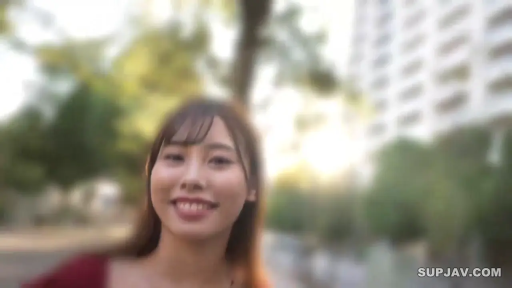 站立 · 微笑 · カメラに向かって · 顔のクローズアップ · 屋外 · 水印 · 红色上衣