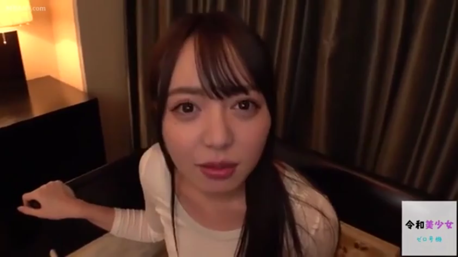 室内 · 脸部特写 · 注视镜头 · 长发 · 身体前倾 · 白色长袖 · 无辜表情