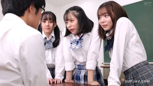 交谈 · 严肃 · 站立 · 中景 · 文件夹 · 职场 · 室内走廊 · 空姐制服