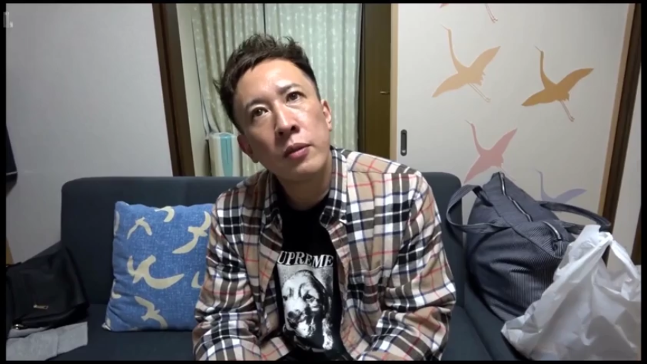 室内 · 坐姿 · 中景 · 呆滞 · 靠枕 · 格纹衬衫 · 成年男性 · 侧头凝望