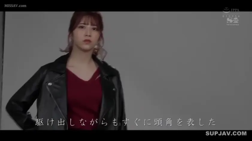 室内 · 站立 · 中景 · 注视 · 视频截图 · 冷淡 · 皮衣