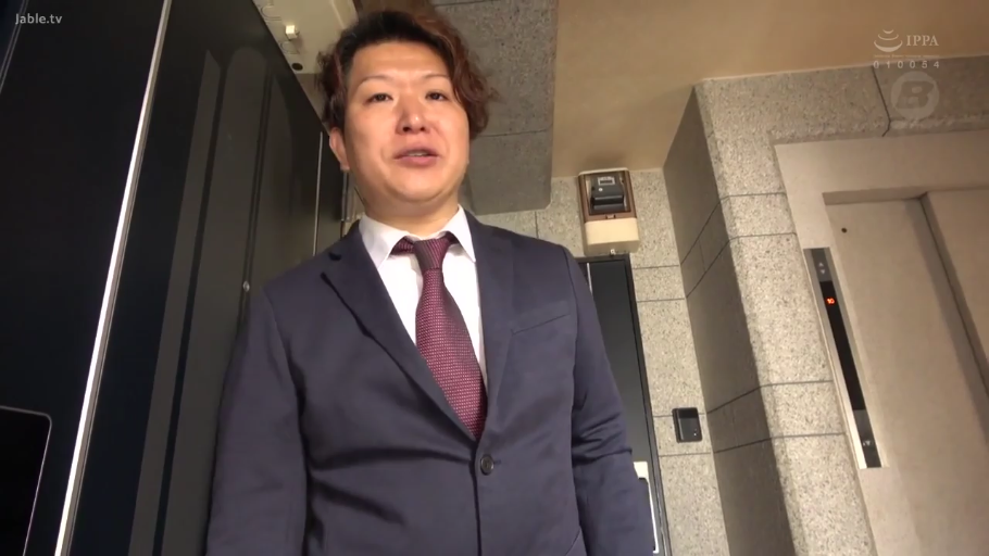 面部 · 站立 · 自然 · 走廊 · 西装 · 说话 · 熟男