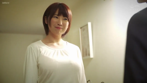 室内 · 站姿 · 微笑 · 对视 · 短发 · 半身像 · 白色长袖上衣