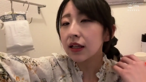 中景 · 站姿 · 灰色长袖衬衫 · 酒店走廊 · 开门 · 平静 · 门锁 · 剧情画面