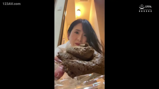 俯身 · 平静 · 白色上衣 · 走廊 · 道具 · 粪便 · 手持道具 · 嗜粪癖