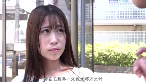 脸部特写 · 站立 · 对话 · 白色上衣 · 中文字幕 · 凝视 · 户外街景