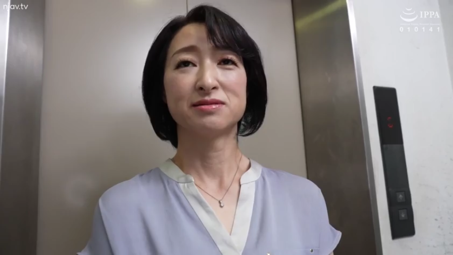 脸部特写 · 床上 · 仰卧 · 舔舐 · 沉醉 · 床单 · 深色上衣 · 舌头特写