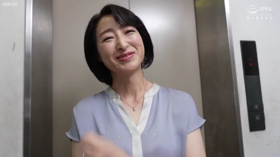 室内 · 胸部 · 站立 · 巨乳 · 项链 · 俯视 · 吊带 · 舔弄
