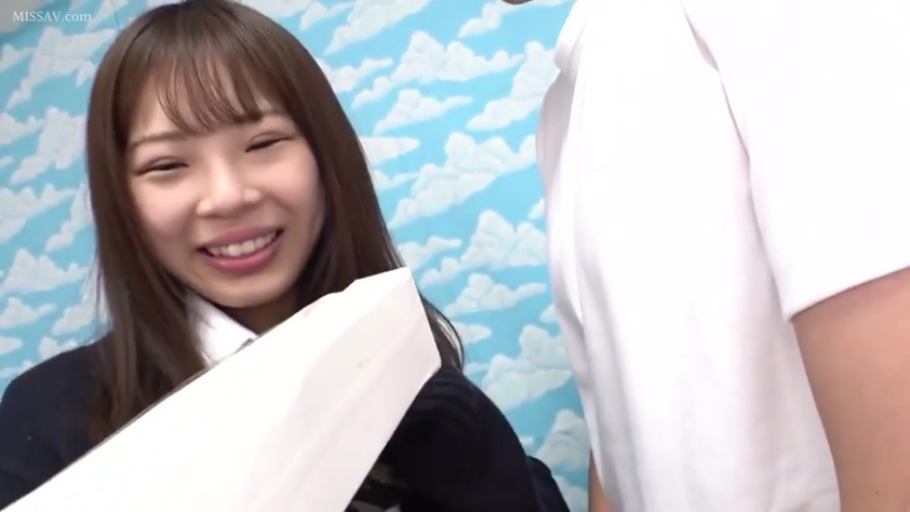 室内 · 面部 · 站立 · 微笑 · 制服 · 交流 · 长发 · 白色包裹