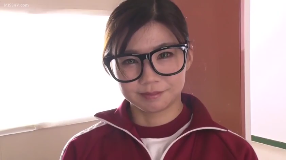 室内 · 微笑 · 面部特写 · 注视镜头 · 黑框眼镜 · 正面坐姿 · 红色运动服 · 学生风