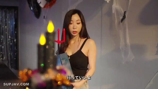 专注 · 中景 · 站姿 · 黑色吊带 · 万圣节主题房 · 寻找物品 · 恶魔发箍 · 万圣节装饰