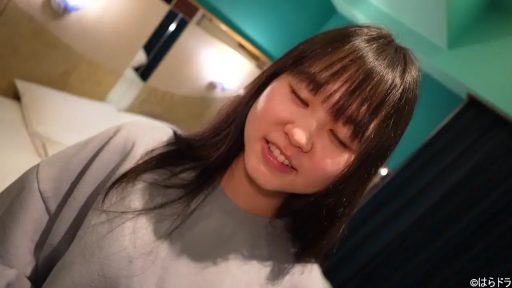 面部 · 卧室 · 床铺 · 站立 · 微笑 · 凝视 · 灰色卫衣 · 素人感