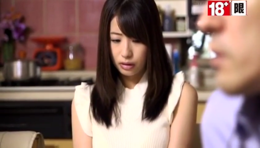 坐姿 · 委屈 · 面部特写 · 厨房 · 白色无袖上衣 · 倾听 · AV剧照 · 厨房用品