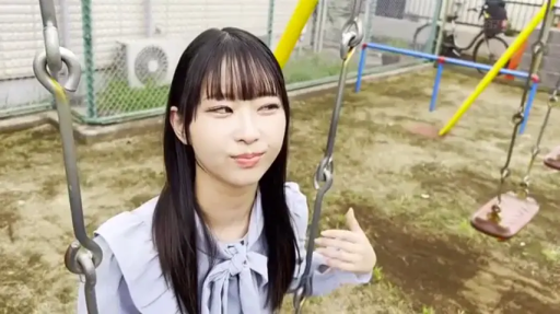 坐姿 · 脸部 · 微笑 · 衬衫 · 户外 · 公园 · 秋千 · 玩耍