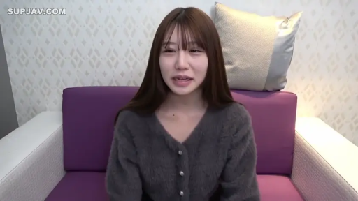 坐姿 · 自然 · 上半身 · 抱枕 · 室内沙发 · 长发 · 访谈 · 灰色针织衫