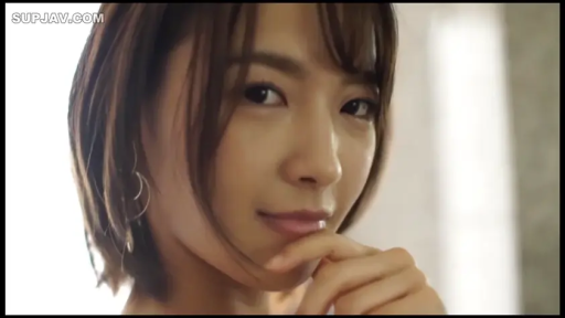 室内 · 微笑 · 面部特写 · 对视 · 短发 · 托腮 · 露肩