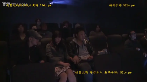 座り姿勢 · 中景 · 平静 · カジュアルウェア · 牵手 · 薄暗な環境 · 映画館 · 影院座椅