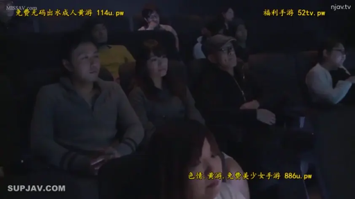 座り姿勢 · 真剣 · 休闲服 · 座席 · 观看 · 映画館