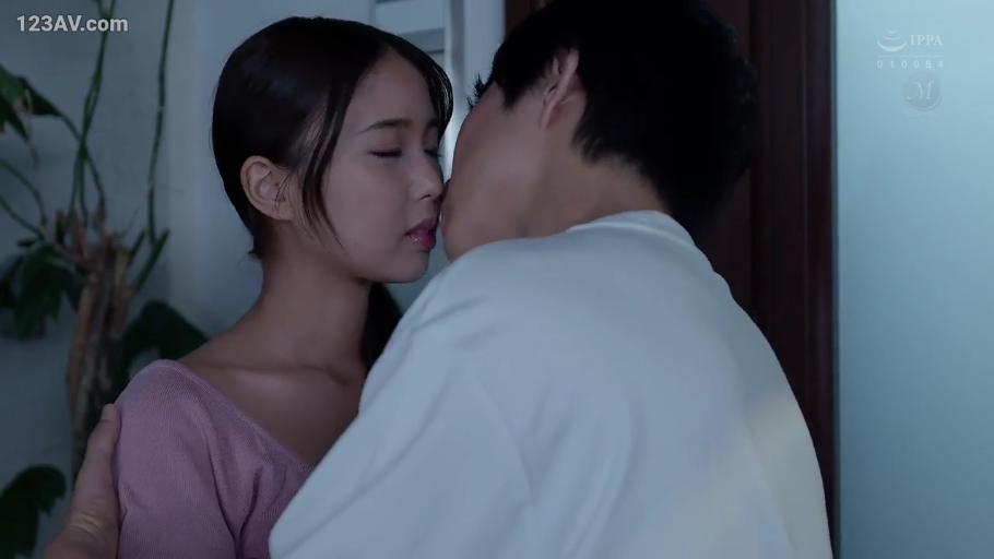 室内 · 交谈 · 面部 · 站姿 · 近景 · 粉色上衣 · 忧虑