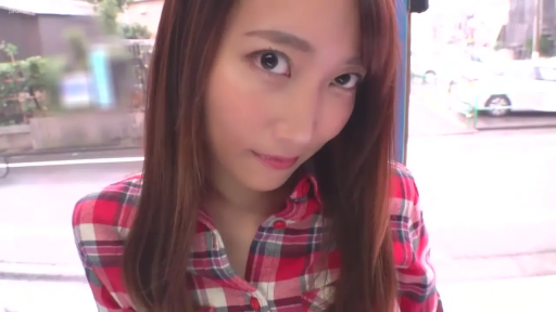 脸部特写 · 妩媚 · 户外街道 · 棕色长发 · 站立前倾 · 对视镜头 · 红色格纹衬衫