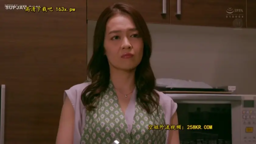 严肃 · 站立 · 面部特写 · 注视 · 厨房 · 熟女 · 围裙 · 微波炉