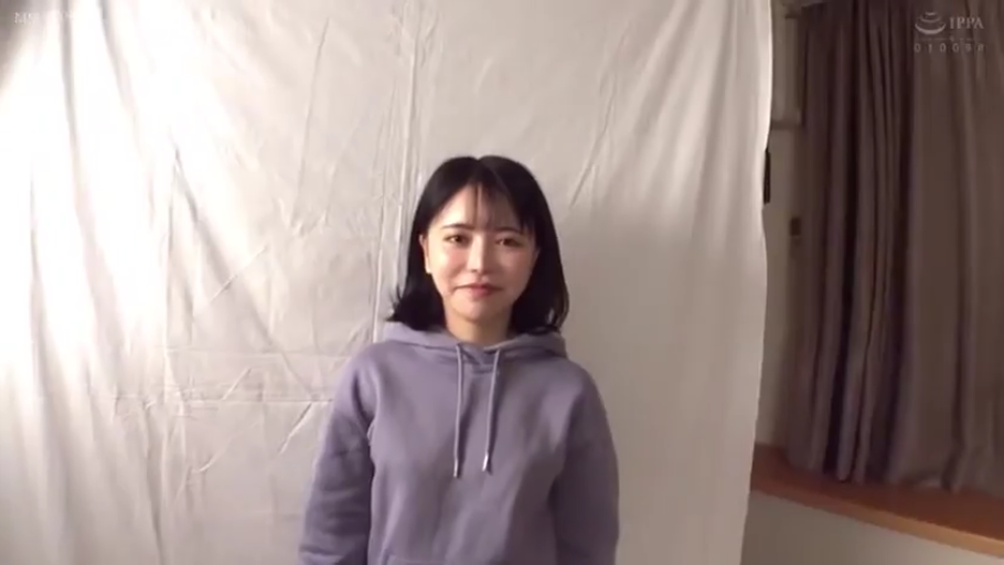 半身特写 · 注视镜头 · 室内影棚 · 短发 · 站立姿势 · 紫色卫衣 · 自然平淡 · 白色背景布