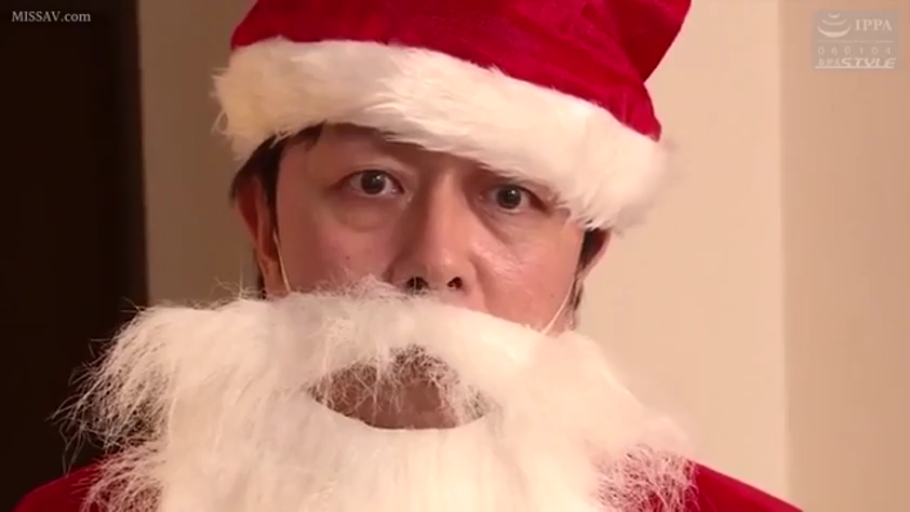 室内 · 严肃 · 面部特写 · 凝视 · 男性 · 正面 · 假胡子 · 圣诞老人服装