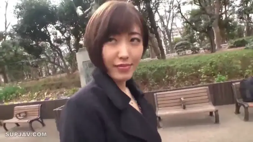 脸部 · 站立 · 微笑 · 面对镜头 · 户外 · 公园 · 长椅 · 黑色大衣