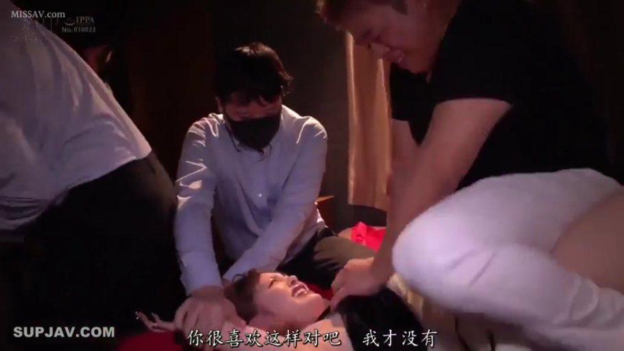 胸部 · 俯身 · 微笑 · 注视 · 诱惑 · 房间 · 领结 · 开衫与文胸