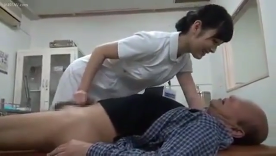 病床 · 俯身 · 护士服 · 角色扮演 · 诊疗室 · 中景 · 微笑 · 手淫