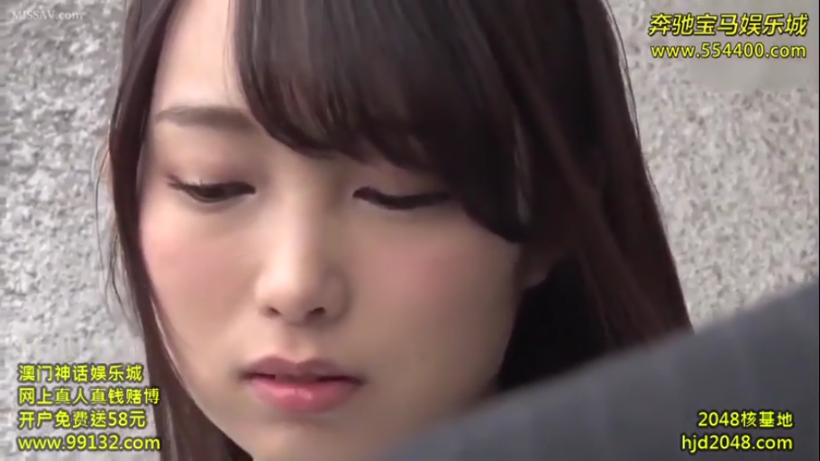 忧郁 · 脸部 · 低头 · 注视 · 户外 · 便装 · 亚洲女性