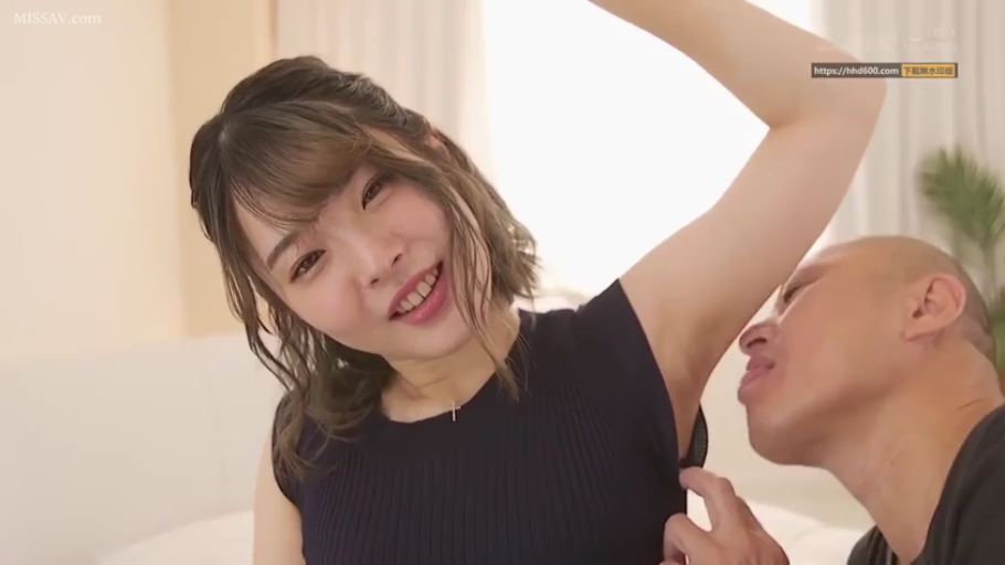 室内 · 微笑 · 黑色无袖衫 · 腋下特写 · 腋控 · 抬起手臂 · 闻腋下