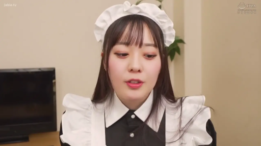 坐姿 · 面对镜头 · 面部特写 · 女仆装 · 室内客厅 · 黑长直 · 平淡表情 · 电视背景