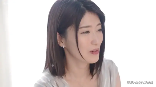卧室 · 站姿 · 摆拍 · 台灯 · 背心 · 上半身 · 冷淡