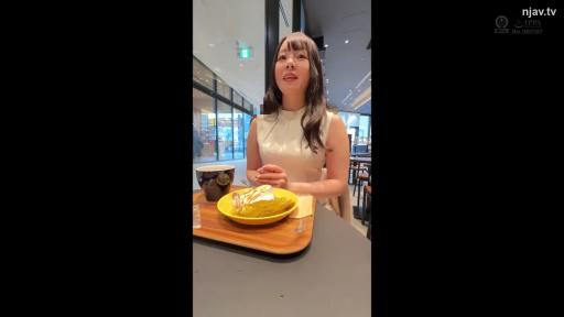 坐姿 · 微笑 · 面部特写 · 交流 · 长发 · 甜点 · 白色无袖上衣 · 咖啡厅