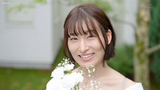 甜美 · 站立 · 面部特写 · 户外花园 · 花束 · 清新 · 白色吊带衫 · 持花微笑