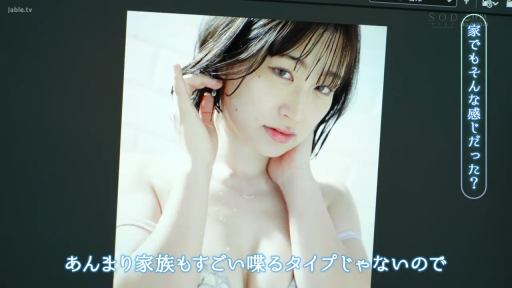 室内 · 脸部 · 站立 · 平静 · 拍摄 · 白色内衣 · 日文字幕