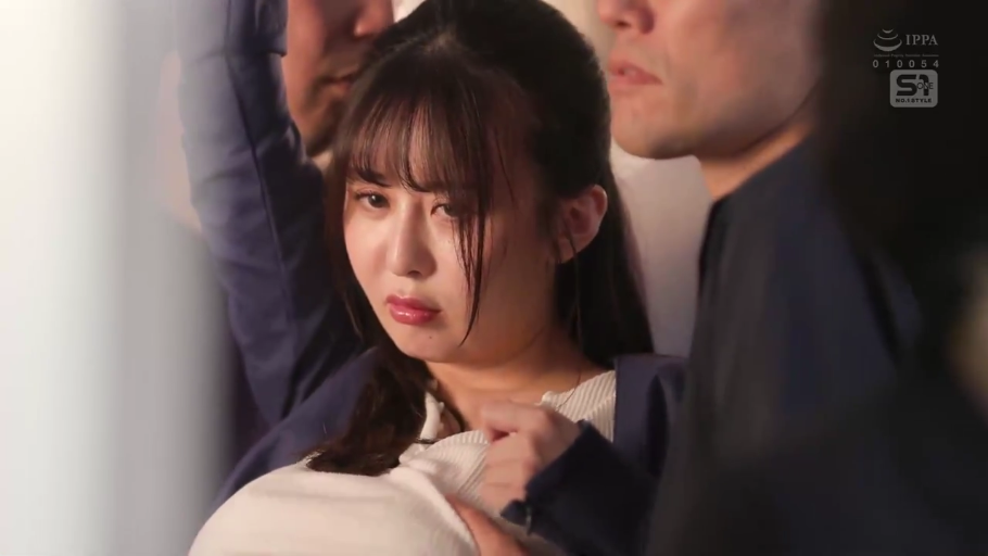 胸部特写 · 站立 · 手提包 · 惊慌 · 休闲服 · 电车 · 公共场所 · 痴汉揉乳