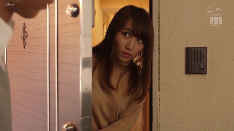 脸部 · 开门 · 居家 · 门 · 门口 · 探头 · 棕色针织衫 · 警惕