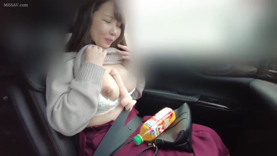 坐姿 · 享受 · 针织衫 · 夹炮 · 安全带 · 乳房特写 · 轿车内 · 户外羞耻