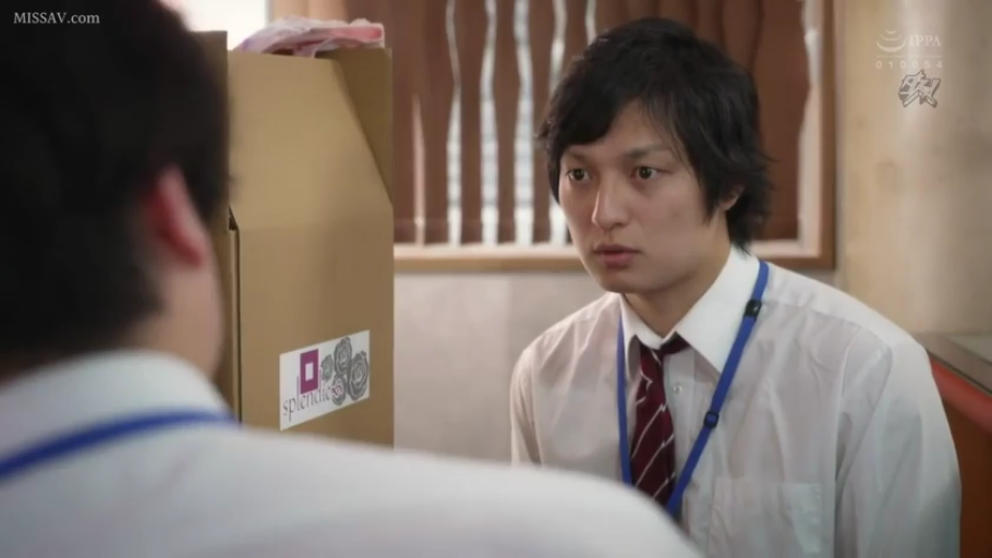 严肃 · 办公室 · 白衬衫 · 面部特写 · 纸箱 · 凝视 · 职场 · 对坐