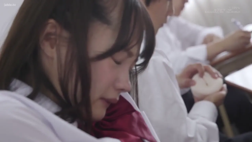 坐姿 · 教室 · 中景 · 课桌椅 · 校园 · 女学生校服 · 听课 · 困倦