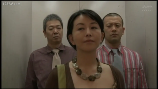 严肃 · 站立 · 半身 · 领带 · 凝视 · 挎包 · 痴汉系列 · 电梯