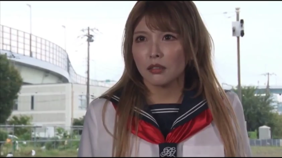 露乳 · 全裸 · 胸部特写 · 室内房间 · 正面站立 · 言语挑逗 · 自然平和