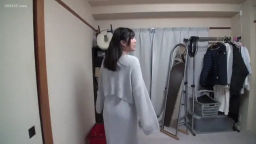 衣帽间 · 行走 · 全景 · 自然 · 针织裙 · 全身镜 · 非色情画面 · 日常准备