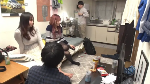 长袖衫 · 全景 · 零食 · 多人场景 · 放松 · 聚坐 · 聚会聊天 · 公寓房间