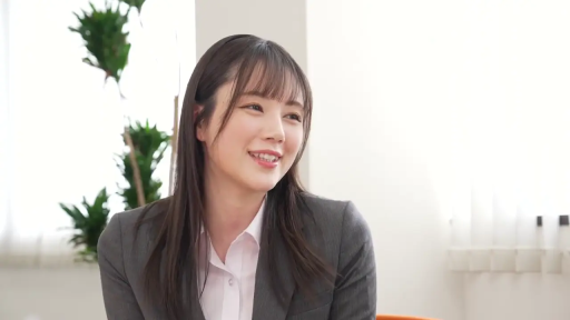 室内 · 坐姿 · 职业西装 · 微笑 · 面部特写 · 温柔 · OL风格