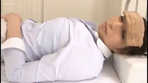 室内 · 平静 · 仰卧 · 半身 · 毛巾 · 休息 · 长袖衬衫