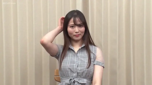 室內 · 坐姿 · 微笑 · 素人 · 撩髮 · 格子连衣裙