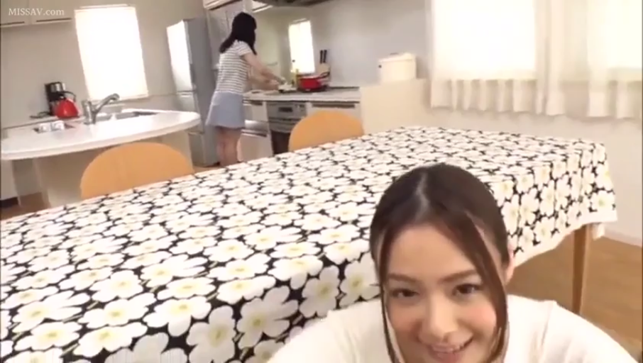 脸部 · 厨房 · 休闲家居服 · 蹲在桌下